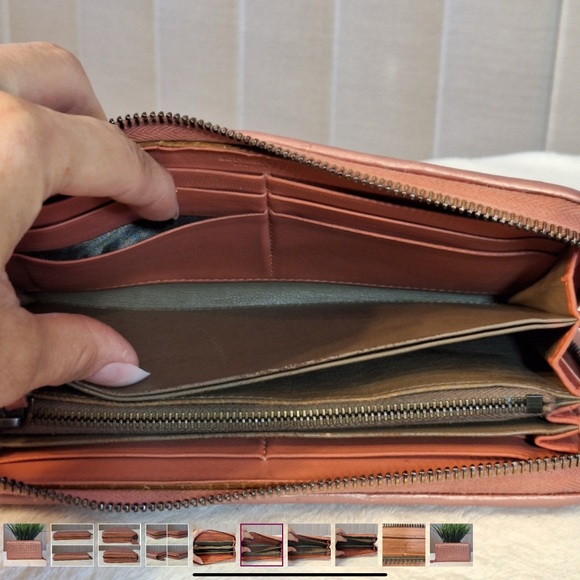 EUC NO CALLOUTS Bottega Vanetta Full Zip Wallet - Picture 5 of 8